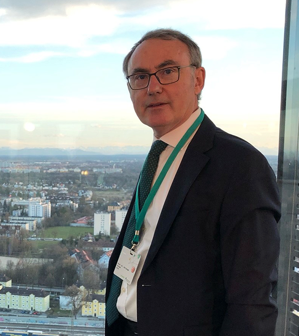 BARMER_Presse's tweet photo. BARMER-Chef Prof. Dr. med. Christoph Straub bei der Vorstellung der Studie #SocialHealthAtWork: „Mobil tätigen Arbeitnehmerinnen und Arbeitnehmern gelingt es zunehmend besser, im Homeoffice Beruf und Privates voneinander abzugrenzen.“
#socialhealth #Homeoffice @HSGStGallen @SZ https://t.co/LgSSZTK4e4