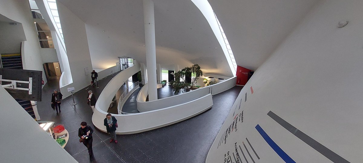 Au delà de la richesse des échanges professionels que l'on peut avoir à l'<a href="/Ih2ef/">IH2EF</a>, de la prise de recul (et de hauteur) qu'on y vit à chaque fois, c'est bien la beauté de la structure qui me fascine toujours autant. Une pause dans un puit de connaissances...