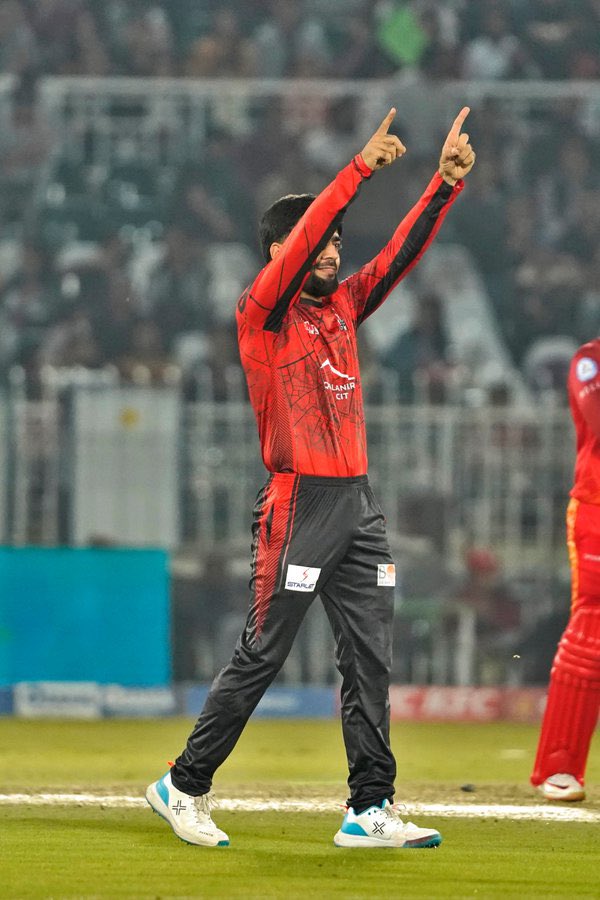 #QalandarHum 
Raise your hands #Qalandars 
#PSL8 #LahoreQalanders