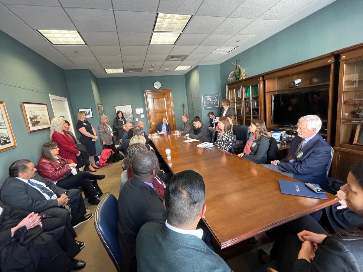 #OregonCHC leaders and OPCA's policy team met with <a href="/SenatorRonWyden/">Ron Wyden</a> on the Hill today to talk about the important work our 34 CHCs do across the state. 

#ValueCHCs #NACHCEvents