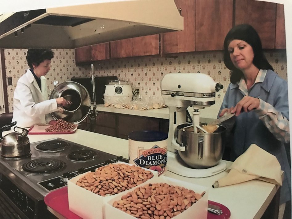 Women at #BlueDiamond were known for having key roles such as hand-hulling and shelling, sorting almonds, almond sack stitching, machine operators, and food scientists. All this hard work led to the success of our long-time member @BlueDiamond  
#Womenshistorymonth #WomenInMFG