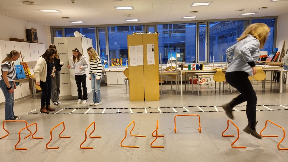 ErikAttis's tweet image. 10.trinn ved Atlanten ungdomsskole har åpen dør for foreldrene i kveld. Viser fram hva de har jobbet med de siste ukene. #programmering #grafer #kunstoghåndverk #koordinasjon #samiskuke
