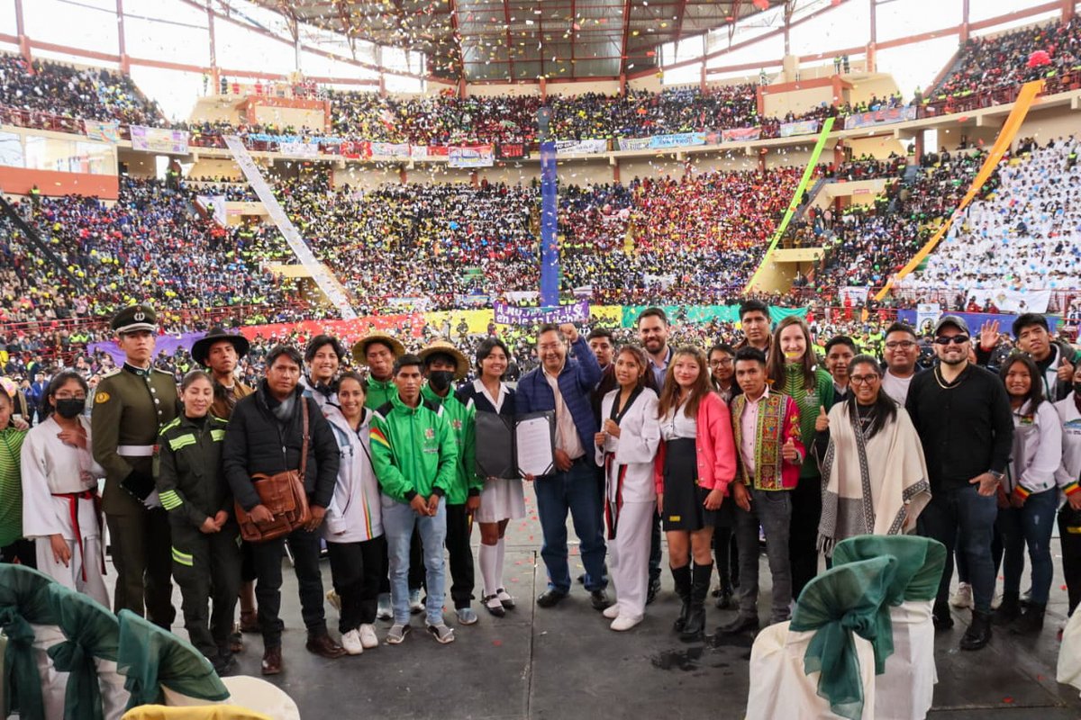 LuchoXBolivia's tweet photo. ¡La juventud nos infunde Patria!
A través del DS4887 declaramos el 2023 como el Año de la Juventud rumbo al Bicentenario, desde la ciudad de #ElAlto. A las señoritas y jóvenes bolivianos les decimos, ustedes determinan el rumbo del país; abrimos las puertas a sus sugerencias. https://t.co/1OnDlgTHqc
