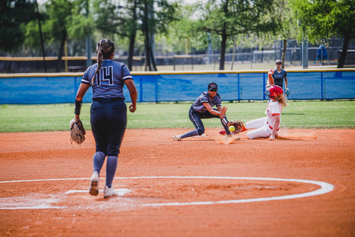 ttaylo22's tweet photo. 📸 I’m lowkey nice with it 🔥

#sportsphotography #photography #photppftheday #USTsoftball https://t.co/YU2BaLLsRA
