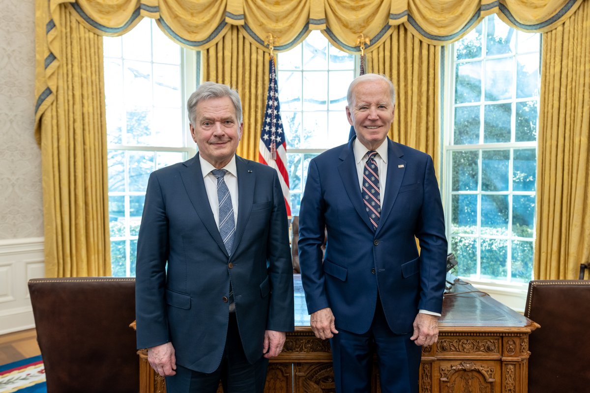 POTUS46Archive's tweet image. I stopped by a meeting with President @niinisto of Finland and my National Security Advisor Jake Sullivan.
 
I made clear my support for a speedy accession of Finland and Sweden to NATO, and President Niinisto and I discussed our continued commitment to supporting Ukraine.