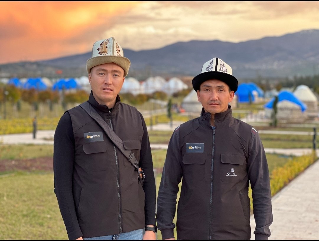 Kırgız  boz üy (otağ) üreten EthnoYurts şirketinin kurucusu Kamçıbek Zamirbekov ve kuzeni Sabırbek Türkiye'ye 110 tane yeni otağ getirdi. Yeni otağlar depremden etkilenen çeşitli bölgelerde kurulacak. Kuzenler daha önce #Kahramanmaraş'taki 120 tane otağın kurulumun şağlamışlardı.