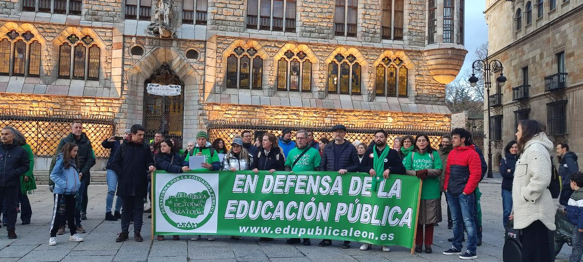 Concentración JUEVES VERDE, matriculación en la pública.