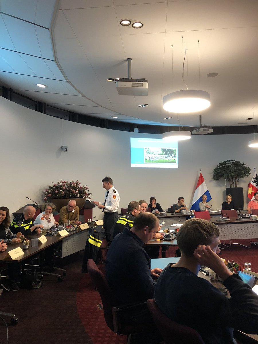 PaulineBouvyKo1's tweet photo. Bijeenkomst in Lekkerkerk voor organisatoren van evenementen. Nieuwe beleidsregels en dus tijd om de kennis weer eens op te frissen #ODMH, #VRHM #basisteampolitie #groenalliantie https://t.co/LLsgeTThMe