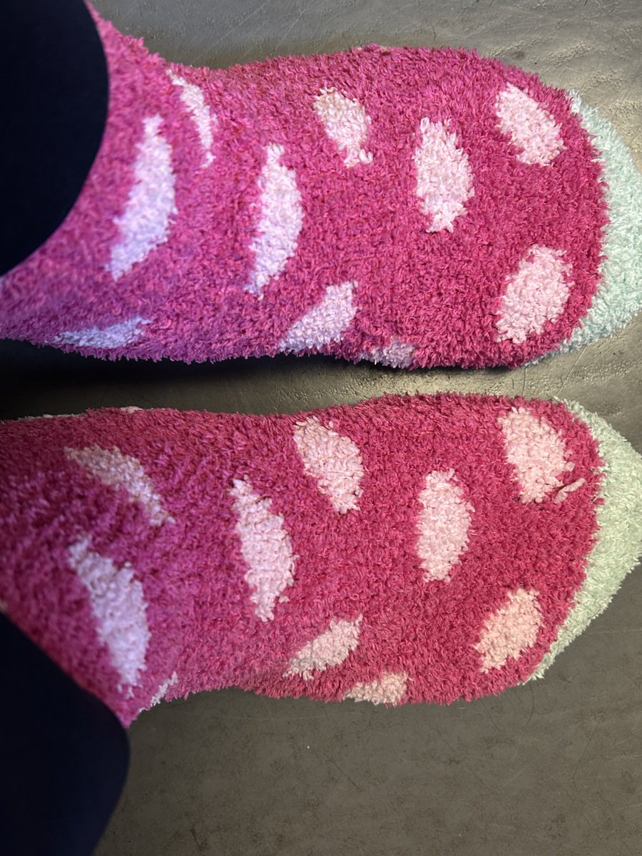 Big feet and big socks, the better to #sockittokidneydisease with.  Happy @worldkidneyday . @ASNKidney and @NU_Nephrology
