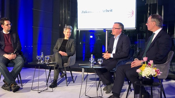 BARMER_Presse's tweet photo. Podiumsdiskussion #SocialHealthAtWork: Mobile Arbeit bleibt auch nach der #Corona-Pandemie, aber in geringerem Umfang. „Arbeitnehmer wünschen im Schnitt nicht mehr als drei Tage Homeoffice“, so Prof. Dr. Stephan Böhm (2. v. r.) von der Uni St. Gallen.
#socialhealth @HSGStGallen https://t.co/RbNrwWvjjV