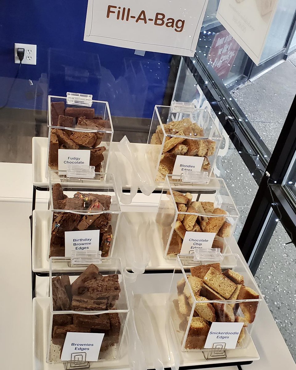 Are Brownie Edge Pieces your favorite?! 🤩

You’re in luck, our Edge Piece station is back! Stop by and create your own bag! 💙