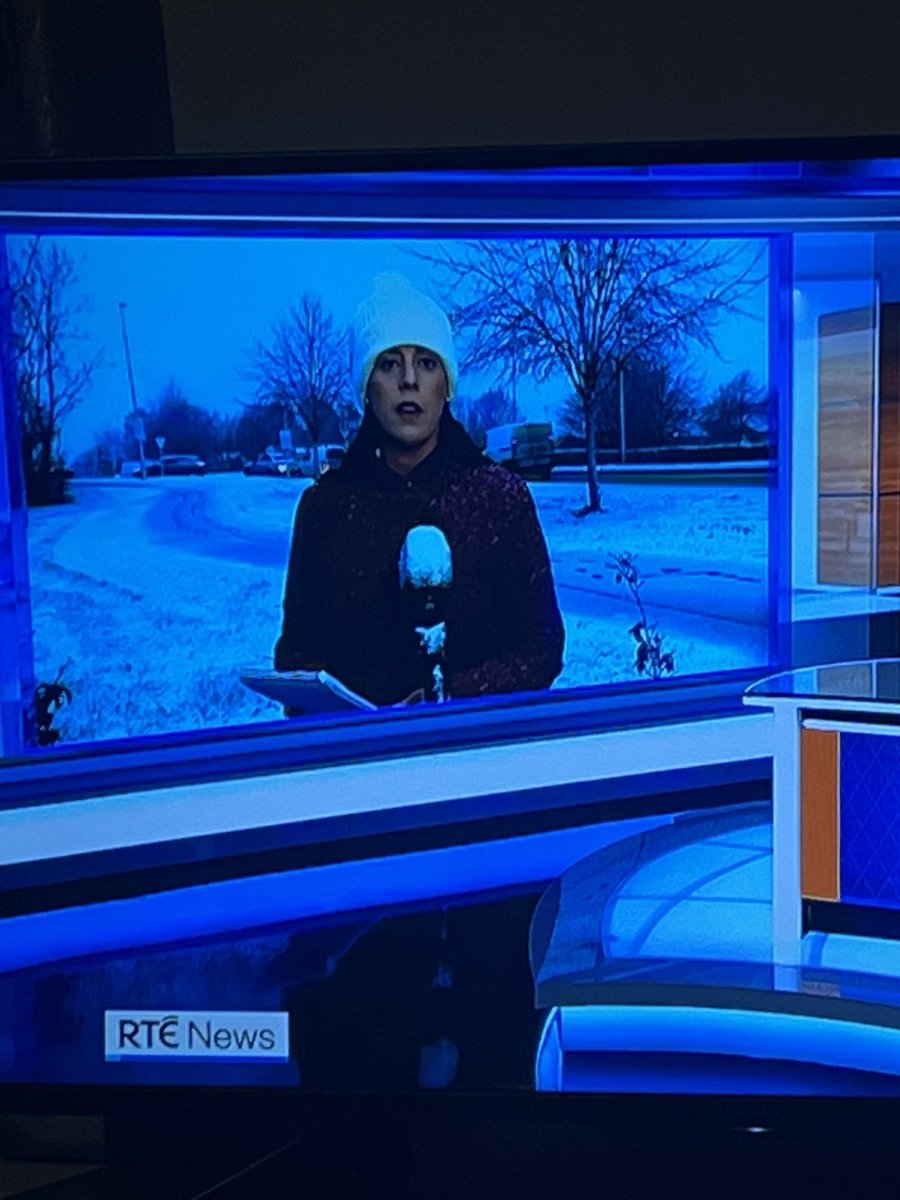 As a fellow journalist I have such respect for Sinead Hussey ⁦<a href="/rtenews/">RTÉ News</a>⁩ Midland Correspondent who was so professional and continued with her weather report despite being hassled by a keyboard warrior gobshite who continuously tried to interrupt her. Well done Sinead