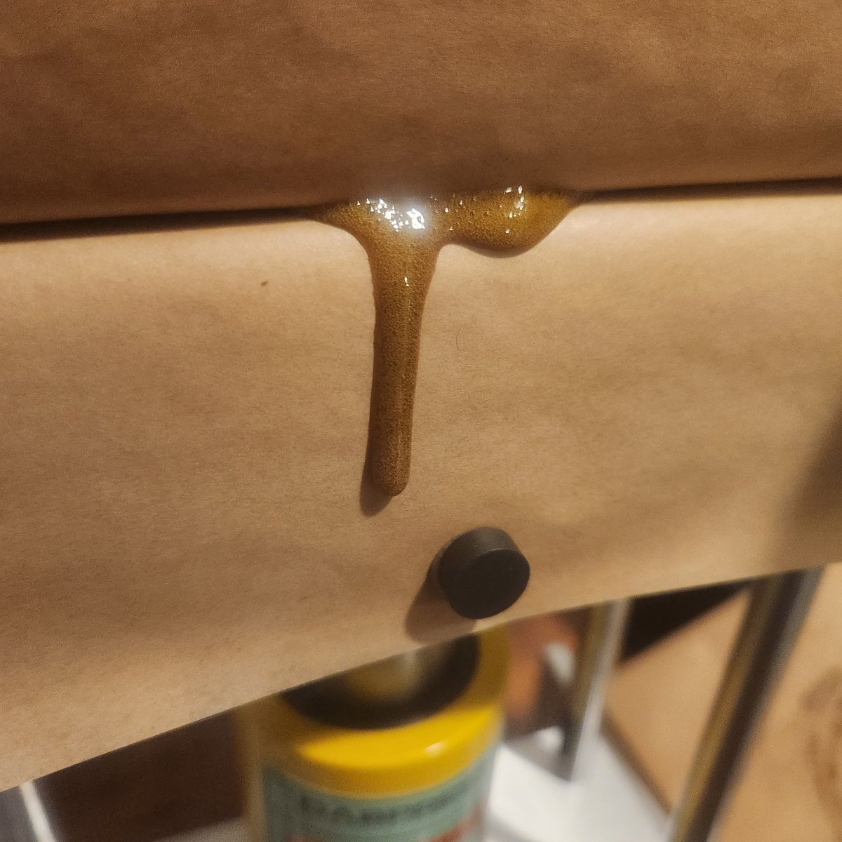 47th_Parallel_'s tweet image. Strawberry Purée absolutely dumping on the press. About half poured out the back too 😂😂 And I can't believe this needs to be said, but WE NEVER USE FILTERS ON ANYTHING. Can't believe there's people who do 🤦‍♂️🤦‍♂️

#mmemberville #420friendly #420community #CannabisCommunity #rosin