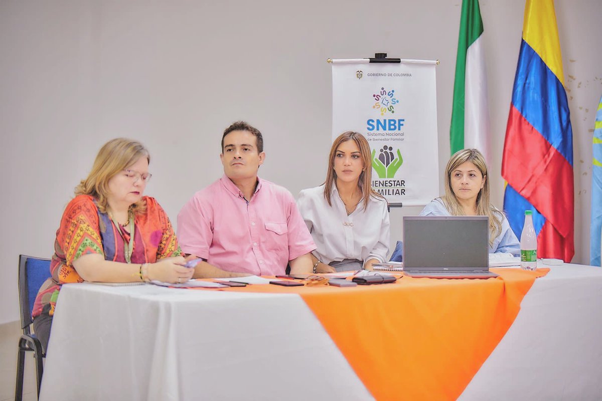 yaneriscc's tweet photo. Con el equipo regional y nacional del @ICBFColombia, así como con las entidades administradoras del servicio público de bienestar familiar, articulamos acciones para establecer una hoja de ruta única bajo una lógica territorial en favor de la niñez en #LaGuajira. https://t.co/RFS5U9rgvO