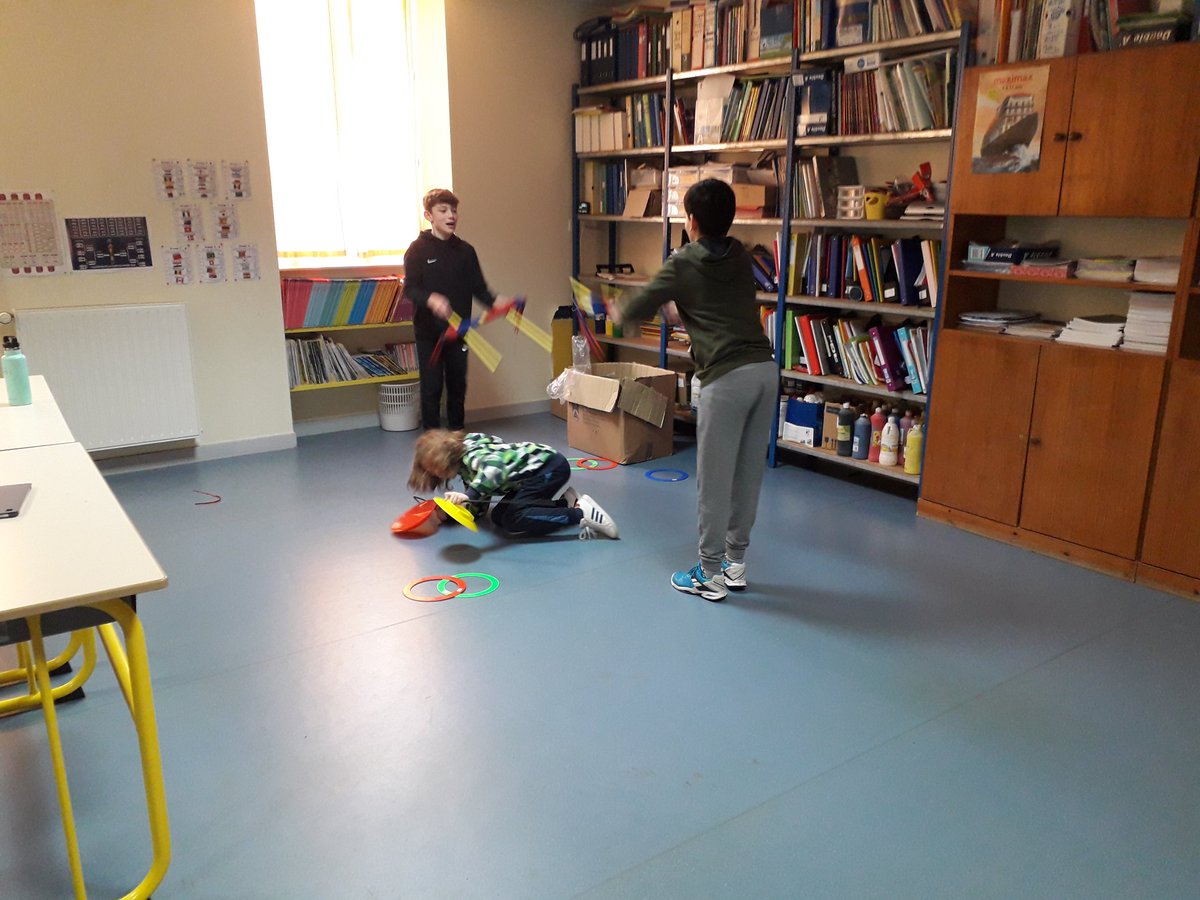 ecolecharron's tweet photo. Aujourd'hui les CM2 étaient en mode ateliers : @DefiEurekaMaths épreuve 3, géographie avec le TBI, écriture sur @monecolefr , cirque, anglais avec le #TM80 ... https://t.co/FpEmRazfrK