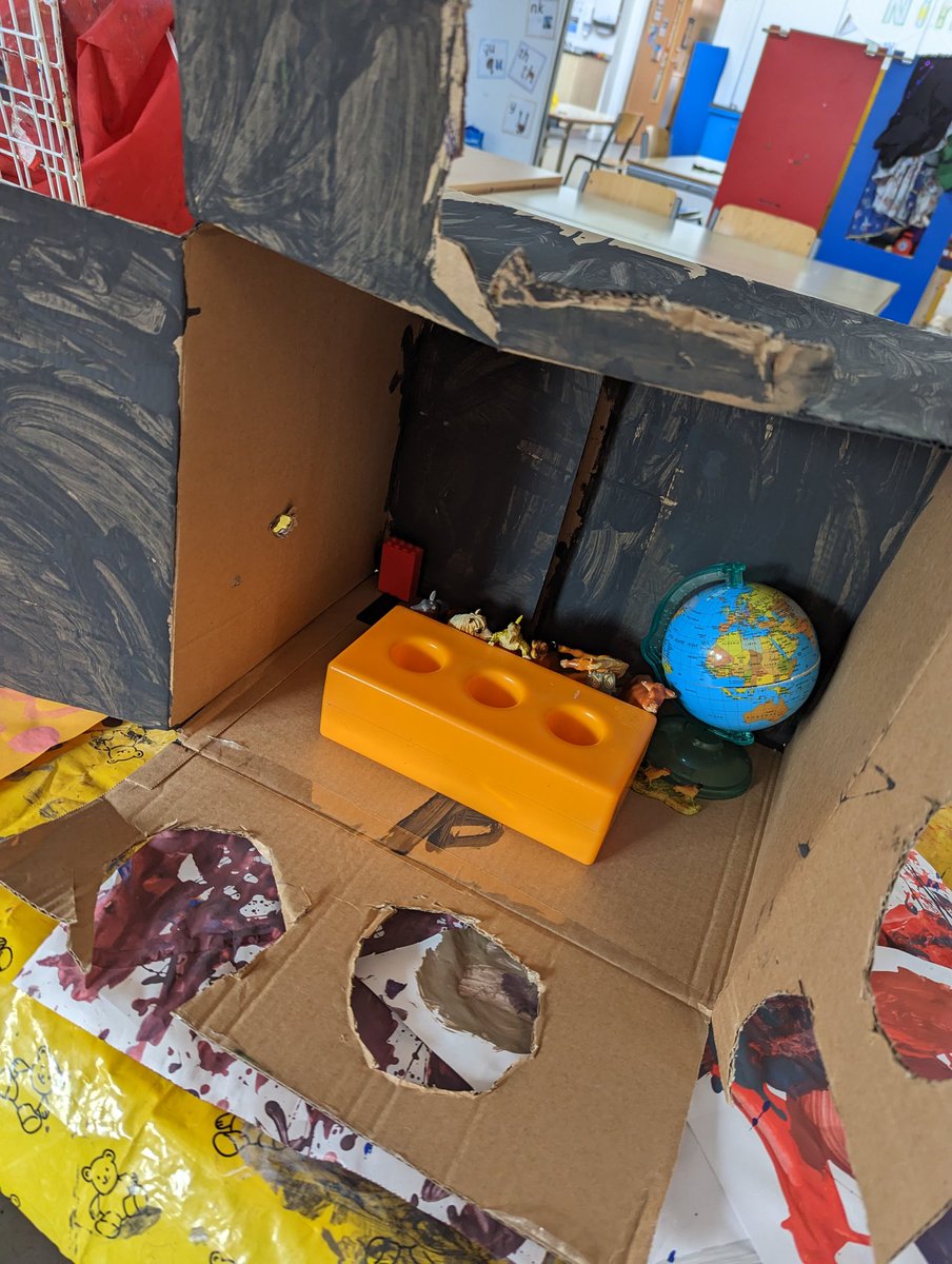 Small treasures found after an exciting day full of adventure. A house for animals, sitting round a table planning where they'll go in the world. 
#imaginativeplay #smallworldplay #playscotland #primary1play @PlayPioneerScot #playbasedlearning