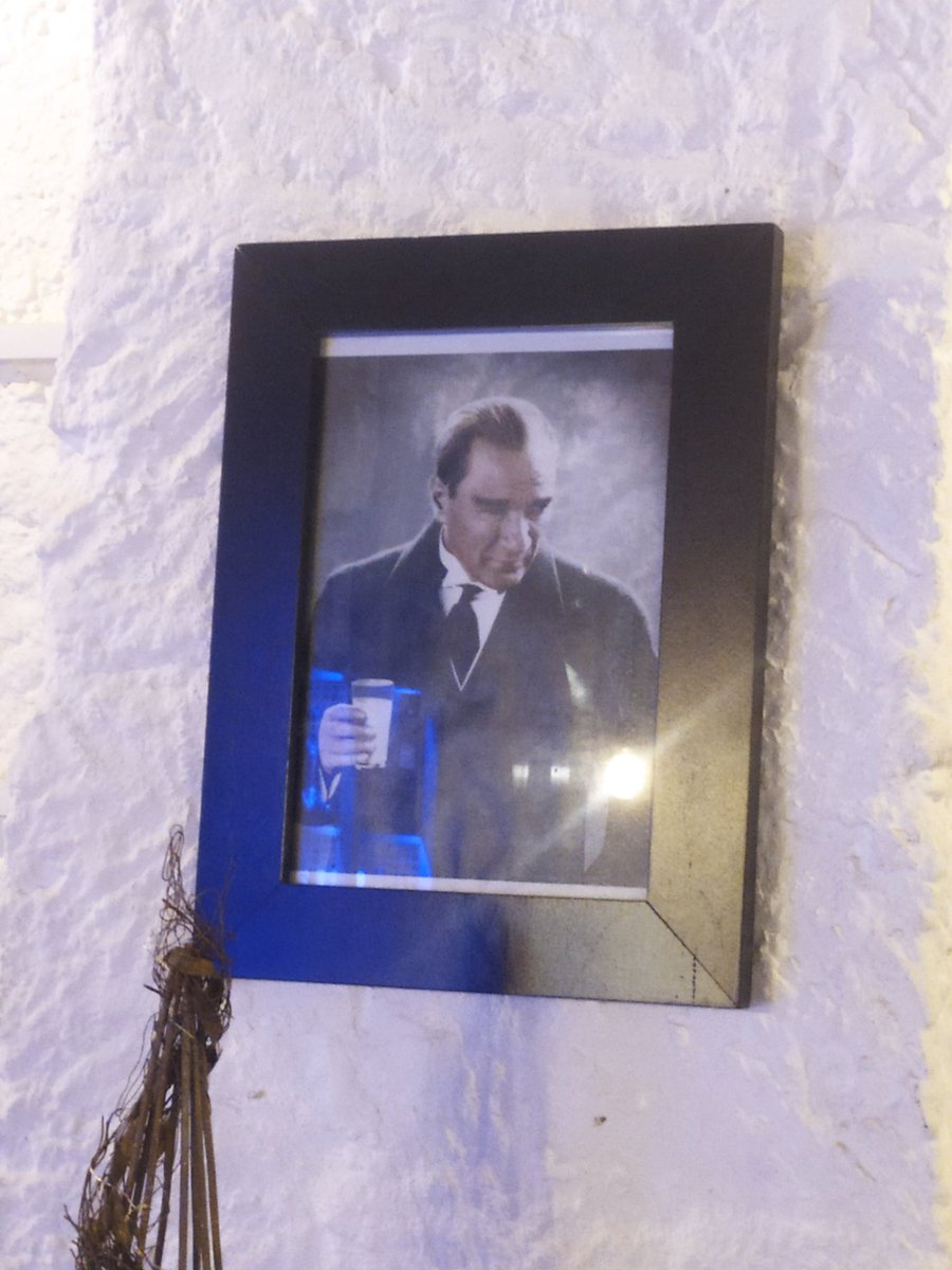 Köydeki İngiliz pubından bir kare. Sordum kim astı diye, İngiliz patron hanım.