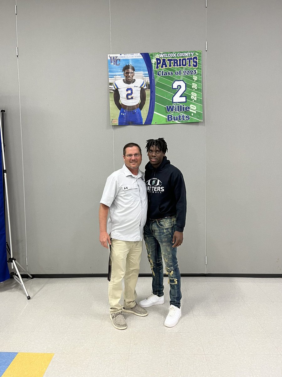 Super proud of <a href="/dayshawnlawson1/">dayshawnlawson</a> and <a href="/williebutts4/">willie butts</a> for signing football scholarships today! Day Day is going to <a href="/UCPatriotFball/">UC Patriot Football</a> and Willie is going to <a href="/StetsonFootball/">Stetson Football</a>. Great players AND young men! Go be great. #17 and 18 in past 4 years from the 🚾 to sign scholarships