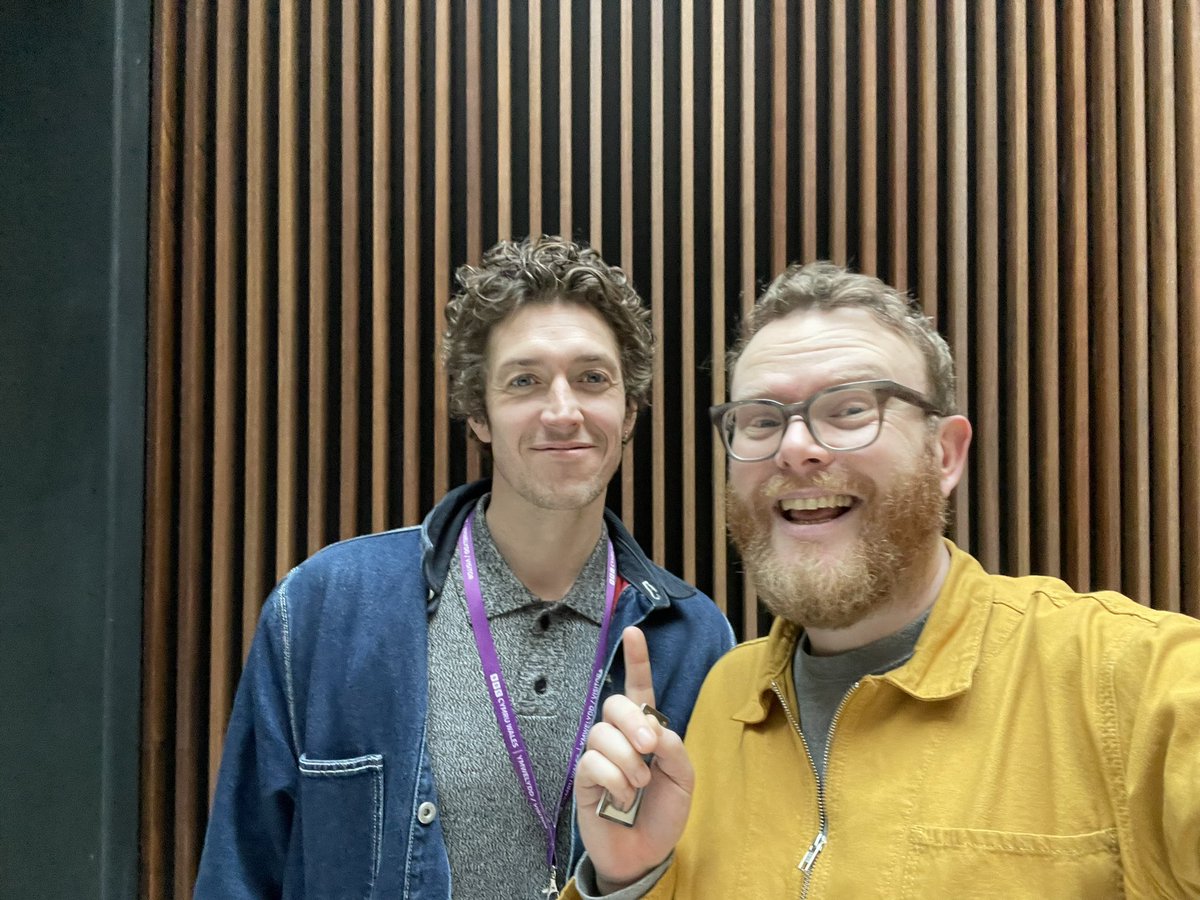 drychwch pwy sydd ar <a href="/BBCRadioCymru/">Radio Cymru</a> gyda fi am 8.25pm heno. yn sharad am yr albym newydd Milk For Flowers a bach am Bandit a’r hen ddyddie da. @H_HAWKLINE!