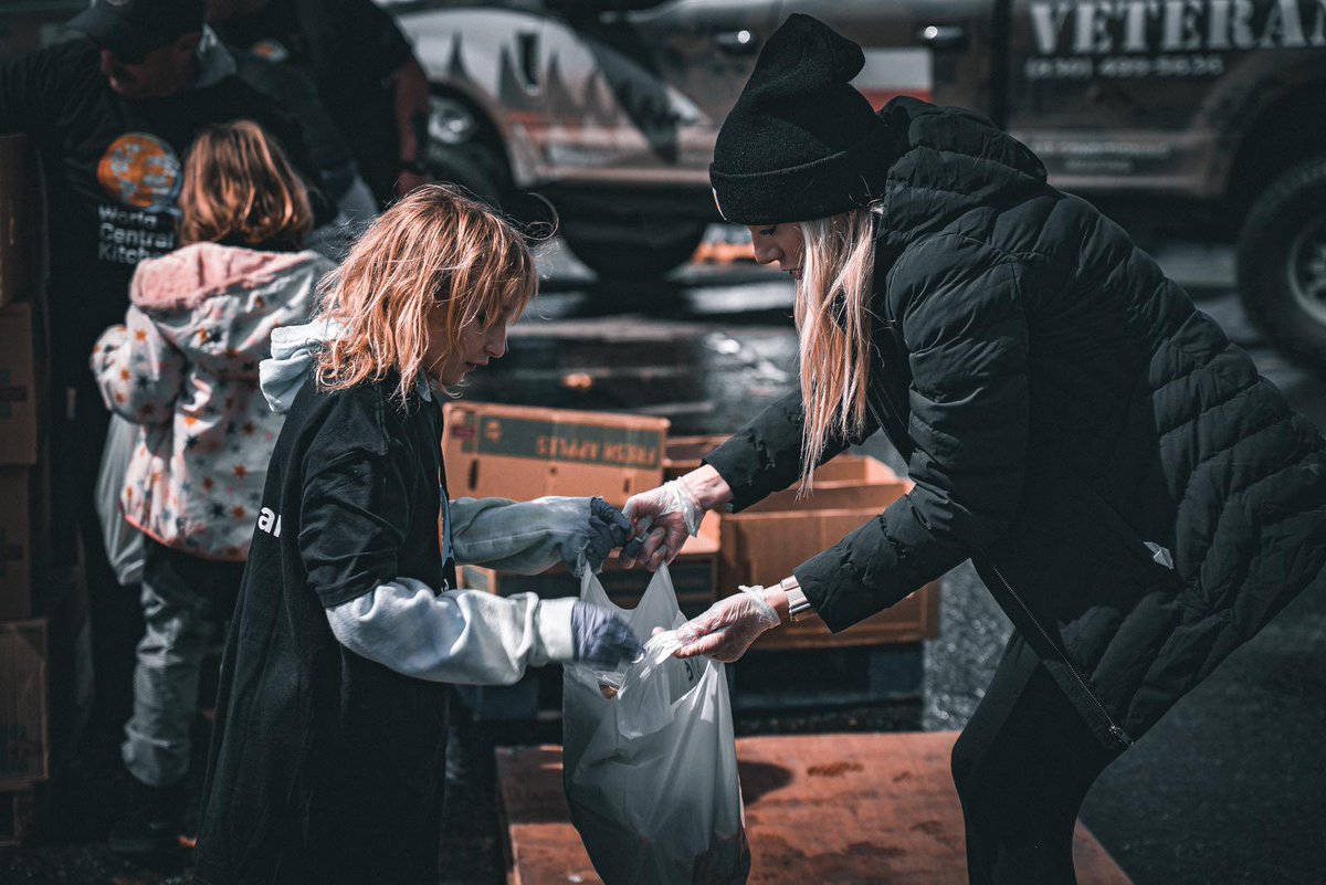 WCKitchen's tweet photo. The WCK team has provided 16k lbs of fresh fruit &amp; veggies, 1,600 hot meals, and water to Crestline residents impacted by snow storms. Residents have also helped us deliver food to the rest of the region, ensuring we meet the needs of all affected communities. #ChefsForCalifornia https://t.co/3fUcts5zqH