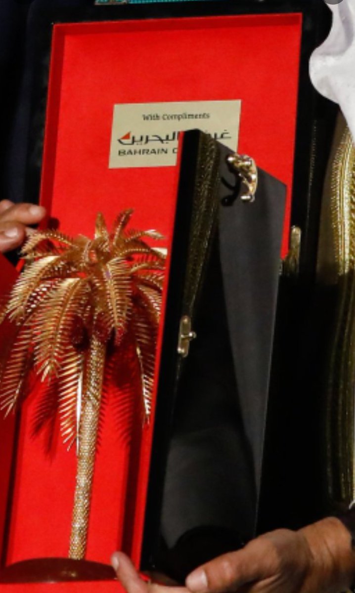VelindaDe's tweet photo. Jair Messias Bolsonaro recebeu palmeira de ouro no Barém.
Cadê a palmeira de ouro ? https://t.co/F2kgJryIcn