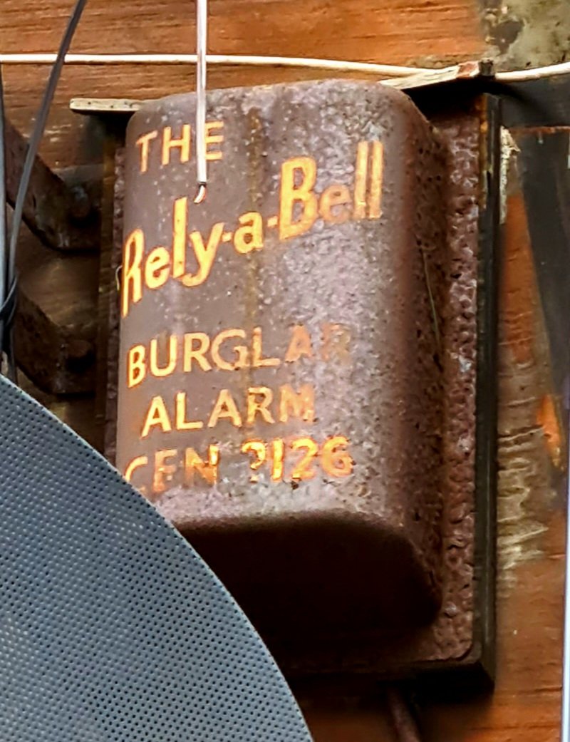 Old burglar alarm box outside a tenement on London Road in Glasgow. Rely-A-Bell burglar alarms were first created as early as 1904.

#glasgow #burglaralarms #relyabell #security #glasgowtenements #tenementlife #glasgowhistory #bridgeton #relyabellburglaralarm