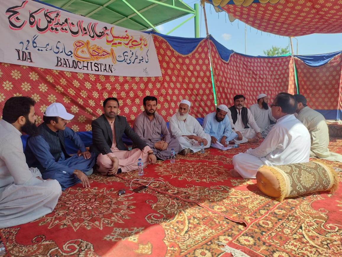 AdeelaBaluch1's tweet photo. طالبات کالج میں سہولیات کی عدم فراہمی انتظامیہ کی ناروا سلوک و تعلیمی ماحول میں خلل ڈالنے والے پالیسیز کےخلاف احتجاج۔
بدقسمتی سے بلوچستان کے تعلیمی اداروں کو تعلیم دشمن ادارہ بنایا جارہاہے جہاں تعلیم کو بہتر بنانے کے بجائےمشکلات پیدا کیے جارہے ہیں
#SaveJMC https://t.co/bQnsk6zSNC