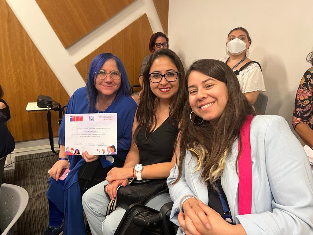 🟣En el marco de las actividades por el día de la #MujerTrabajadora Subsecretario <a href="/SubsecTrabajo/">Subsecretaría del Trabajo</a>  <a href="/gboccardobosoni/">Giorgio Boccardo Bosoni</a> Subsecretario de <a href="/previsionsocial/">Subsecretaría de Previsión Social</a> Christian Larraín y director <a href="/pzenteno01/">Pablo Zenteno Muñoz</a> saludan reconocimiento entregado a la funcionaria y a integrantes del COSOC de la DT 
👇