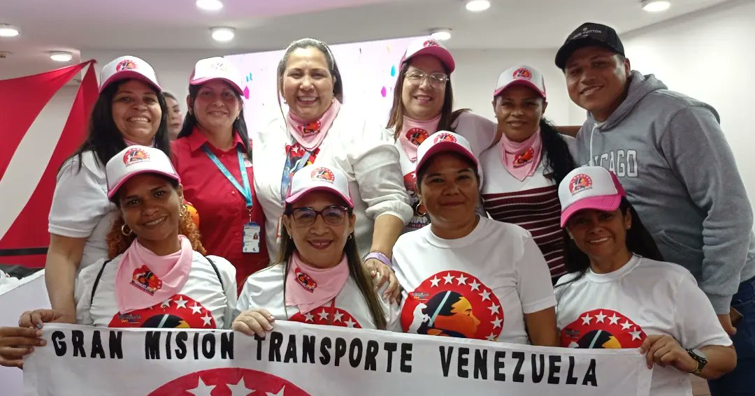 HuracanVzla's tweet photo. #EnDesarrollo|Encuentro del Mov. de Mujeres Transportistas Manuelita Saenz en el marco de la conformación de los #ConsejosFeministas

Las liderezas @DivaObrera @odalismonzon y @ElianaSalazarVE se mostraron felices por el anuncio de la Gran Misión Mujer #Venezuela 
@NicolasMaduro https://t.co/1hLG2Ewdtx