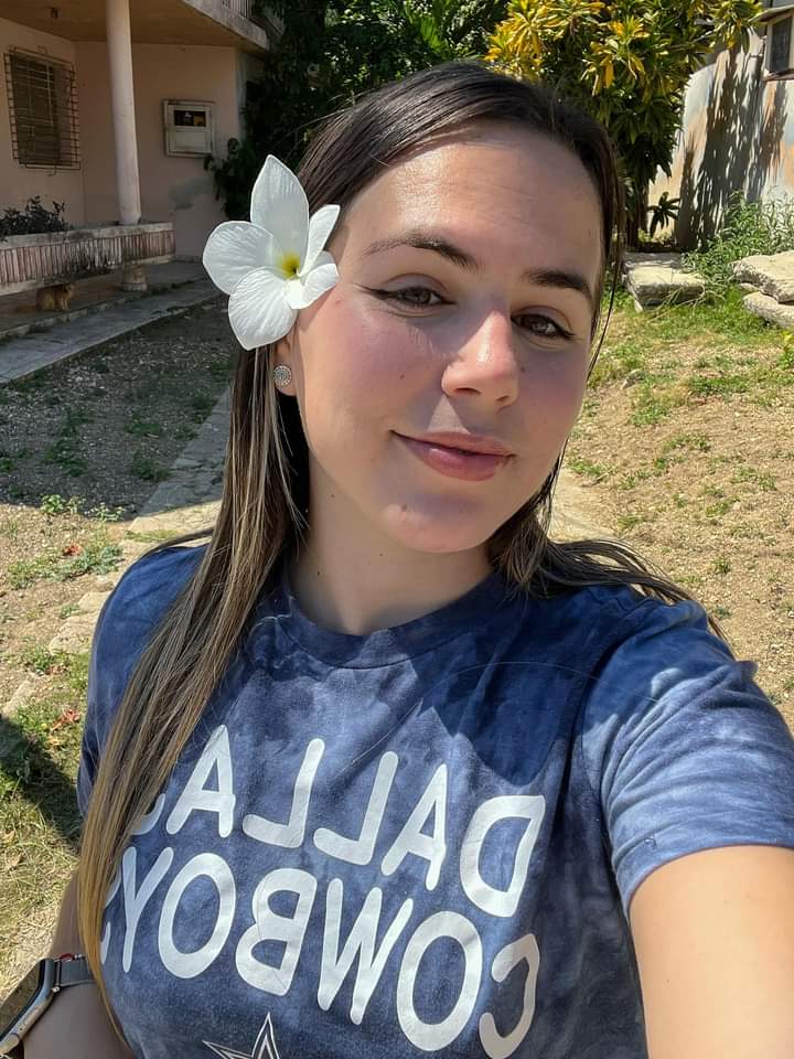 AsereYaPing's tweet photo. HOY FUE DETENIDA LA YOUTUBER Hildina, una muchacha, que narra en sus videos la realidad de su ciudad y de #Cuba.
Hagamos que vea nuestro apoyo.
No ha hecho más que mostrar la realidad, no ha instado jamás a la violencia, sus videos son más bien en un perfil bajo, https://t.co/YqE0PefJul