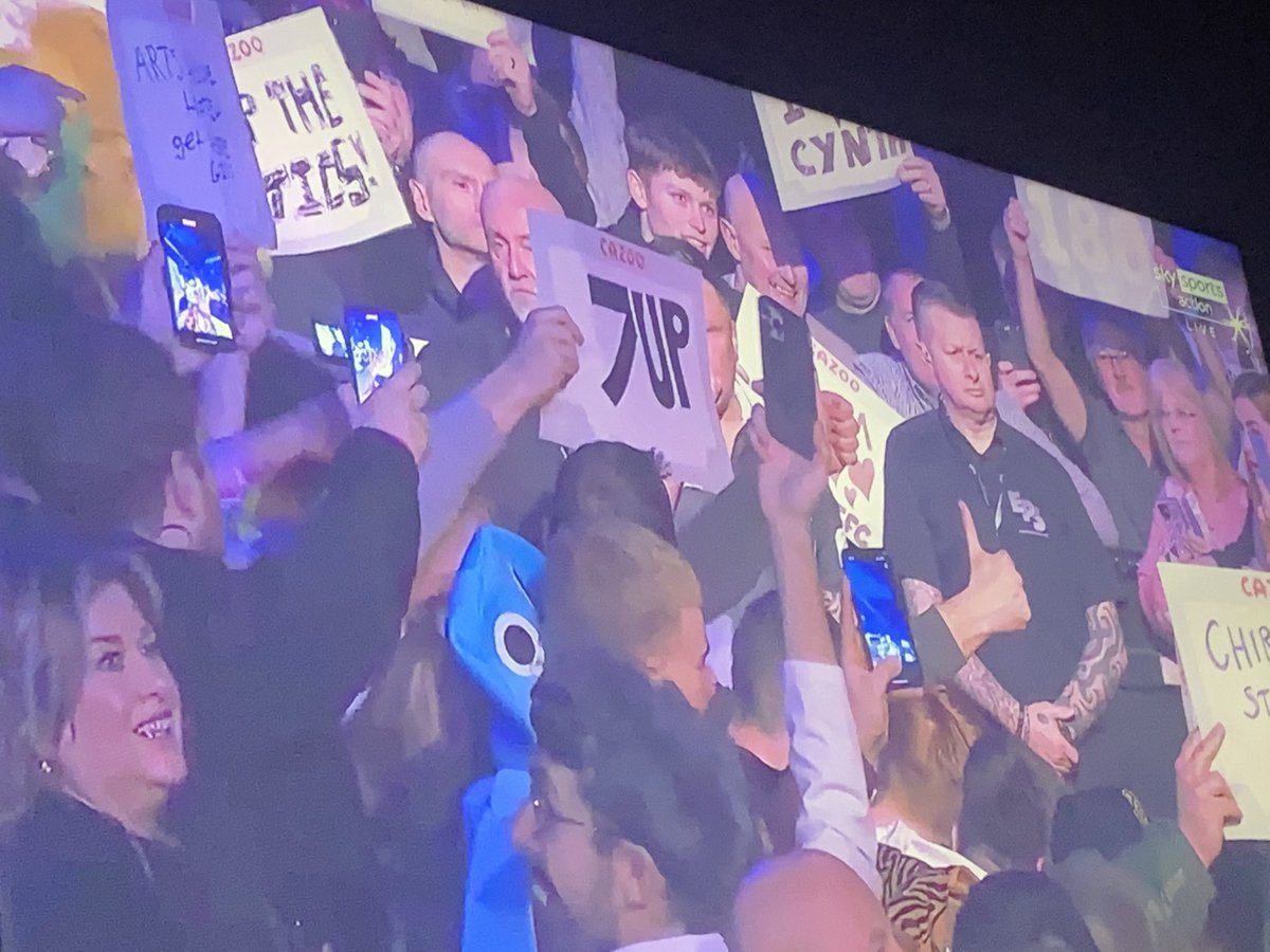 _IraolaIndex's tweet photo. 7-Up sign at the darts in Liverpool 😭 https://t.co/5V2TSA3c5V