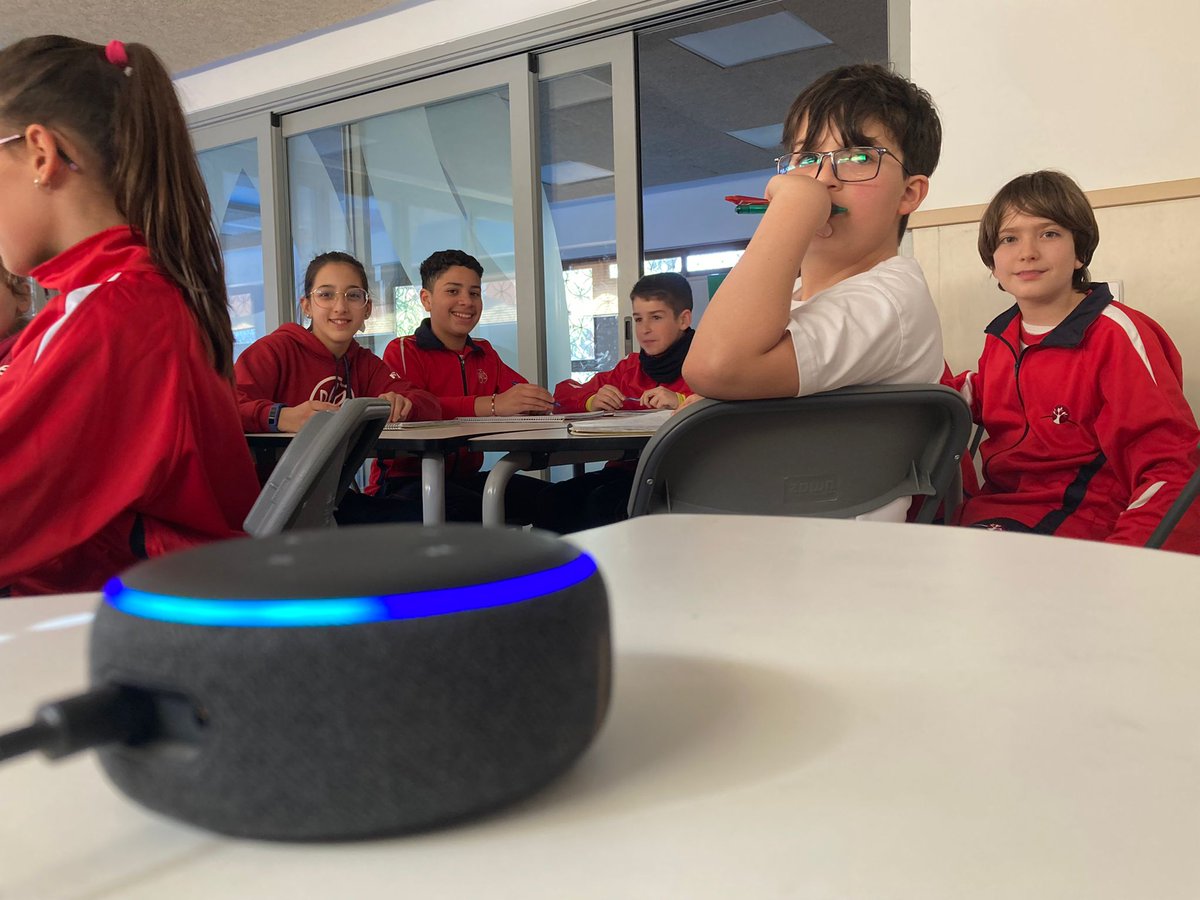 vmh_feye's tweet photo. Los alumnos de 6° de #Primaria han tenido que realizar una entrevista muy especial a la Inteligencia Artificial como desempeño de su proyecto "IA" #vmhFEyE #colegiosFEyE #ProyectoDeComprension https://t.co/OeqOUAiYwb