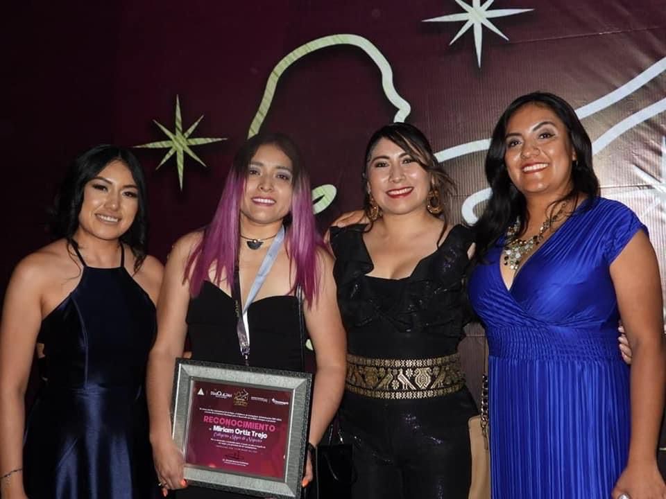AraceliBeltranC's tweet photo. Este 8 de marzo en #Ixmiquilpan fue histórico para nuestro hermoso municipio, porque realizamos la primer entrega del galardón "Diana Cazadora de Estrellas🎖", en conmemoración del #DíaInternacionalDeLaMujer 💜. https://t.co/Rr3KPjKWbY