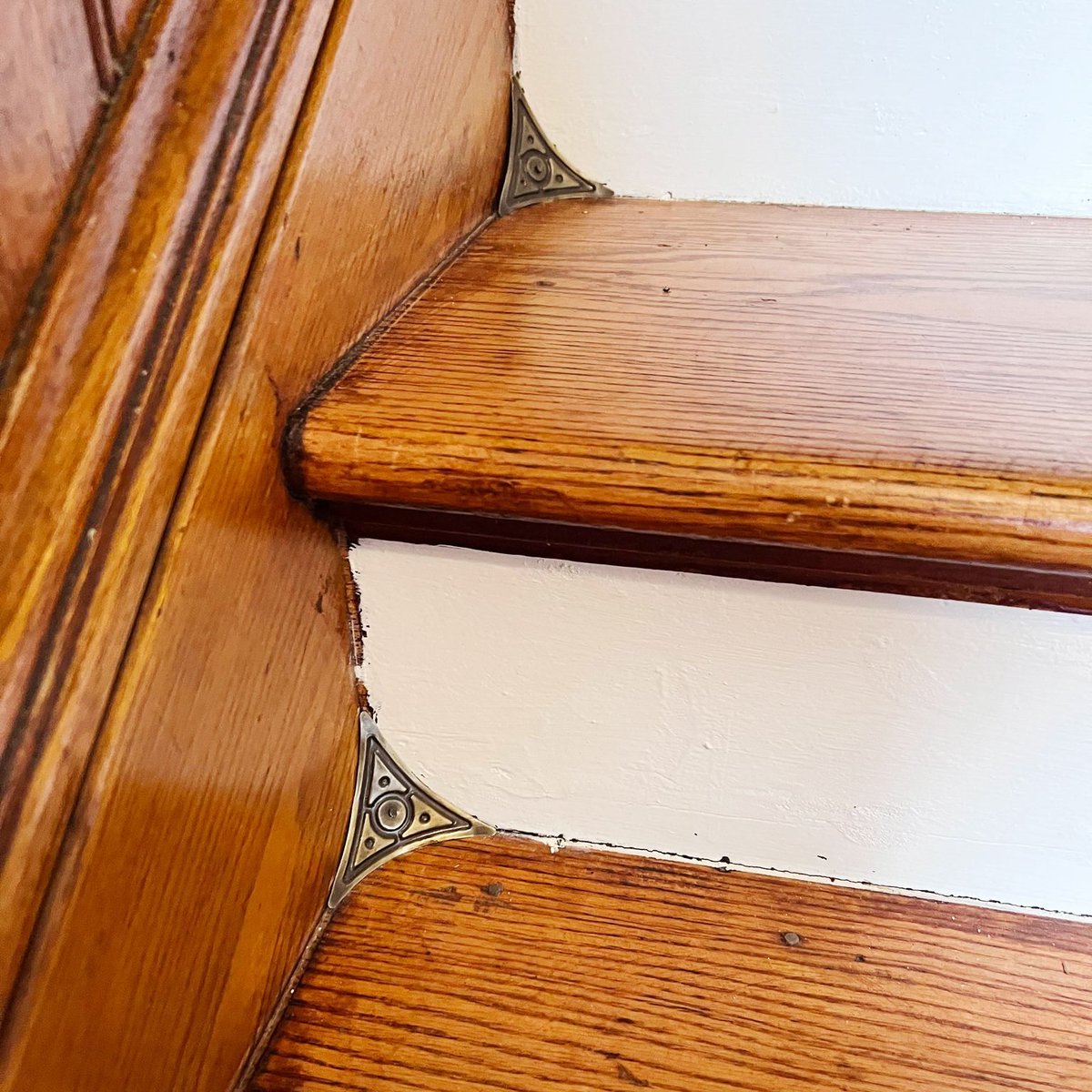 rowanoakhill's tweet photo. Hello my latest extremely niche obsession is Victorian dust corners for stairs, which are the most perfect combination of "completely unnecessary" and "actually really practical" https://t.co/35QGFlZIj3