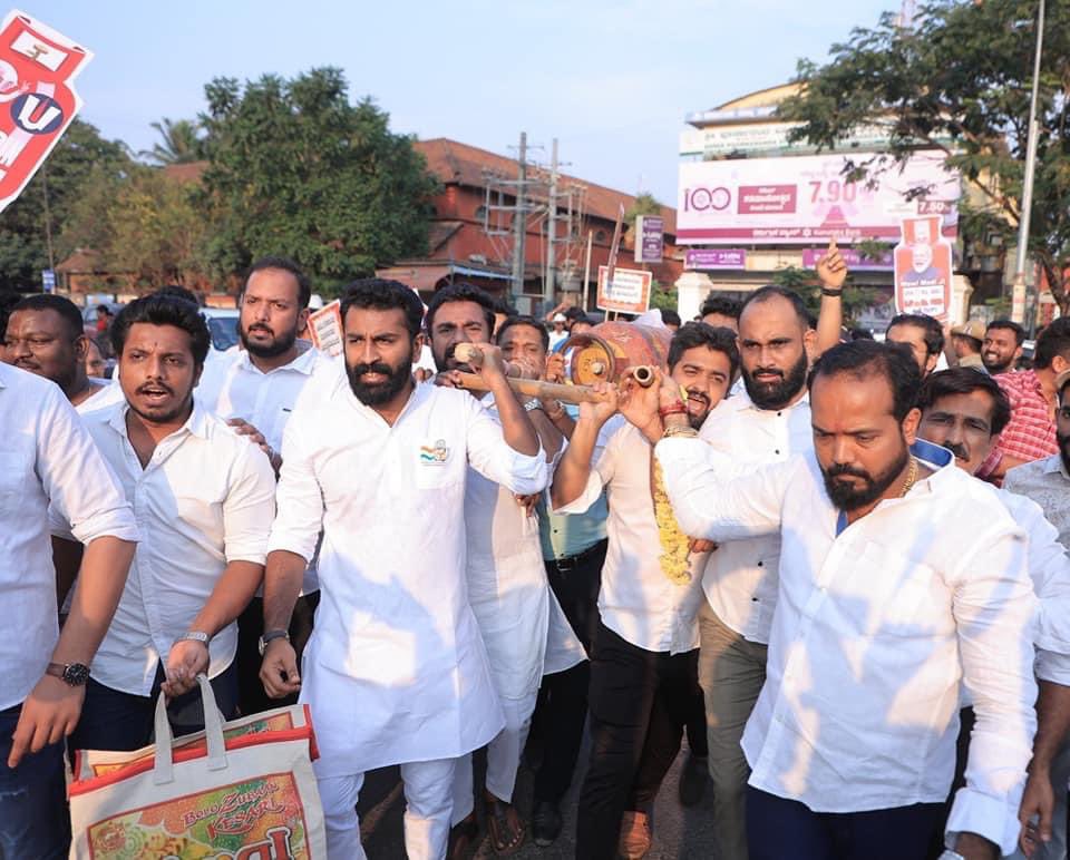 Ashithpereira's tweet photo. ಜನ ವಿರೋಧಿ ಕೇಂದ್ರ ಮತ್ತು ರಾಜ್ಯ ಬಿಜೆಪಿ ಸರಕಾರದ ದುರಾಡಳಿತದ ವಿರುದ್ಧ ರಾಜ್ಯ ಯುವ ಕಾಂಗ್ರೆಸ್ ಅಧ್ಯಕ್ಷರಾದ ಶ್ರೀ ಮೊಹಮ್ಮದ್ ನಲಪಾಡ್ ಅವರ ನೇತೃತ್ವದಲ್ಲಿ ಮಂಗಳೂರಿನ ಕ್ಲಾಕ್ ಟವರ್ ಬಳಿ ದಕ್ಷಿಣ ಕನ್ನಡ ಜಿಲ್ಲಾ ಯುವ ಕಾಂಗ್ರೆಸ್ ವತಿಯಿಂದ  "ಬೃಹತ್ ಪ್ರತಿಭಟನೆ" ನಡೆಯಿತು. https://t.co/5ysqzSuqNF