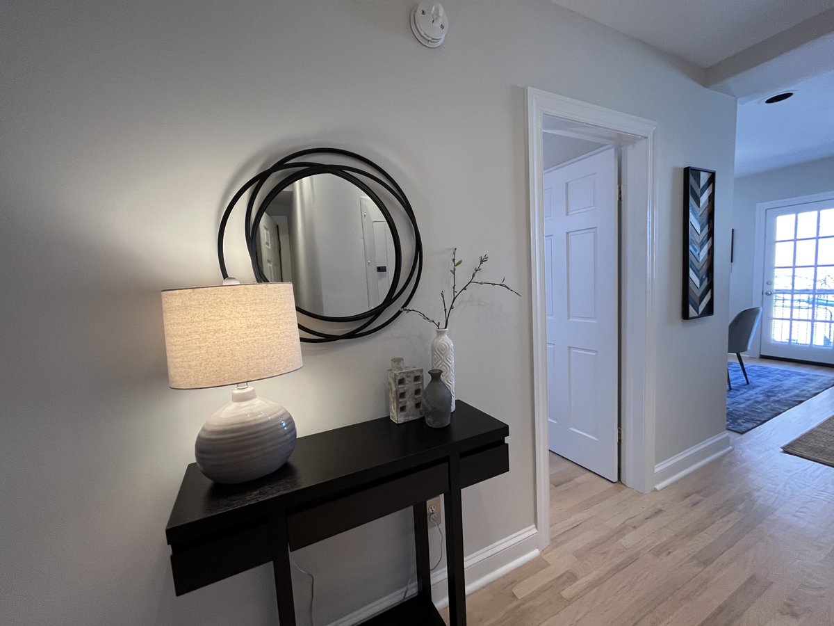 StagedInterior's tweet image. The secret about staging is that a small room can look enormous with the correct scale of furniture.

Interested in staging your property?
Use this link to get a QUICK QUOTE.
stagedinterior.com/quickquote
📞 703-261-7026

#homestaging #stagedinterior