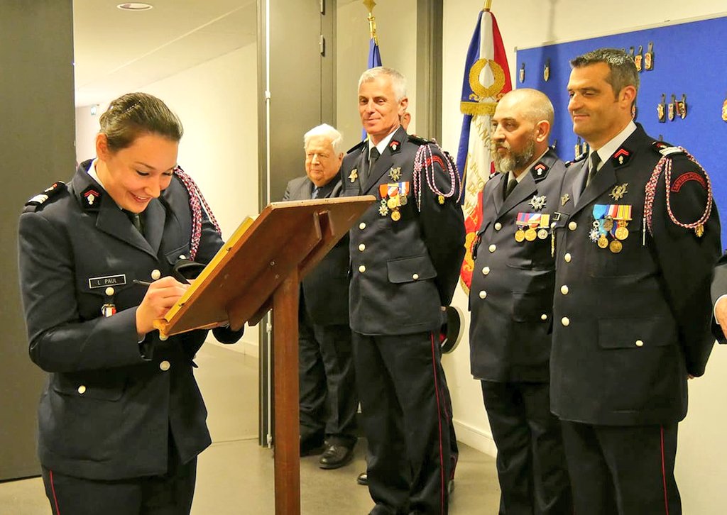 ENSOSP's tweet photo. Clap de fin pour les officiers-élèves de la #Filt104
Cérémonie de remise de #sabre
Signature du serment de l'officier de sapeur-#pompier.
Un évènement empreint de #Partage #Valeurs #Traditions
"Soyez fiers de la voie que vous avez choisie, soyez fiers de ce que vous êtes. " https://t.co/olKS7nopUi