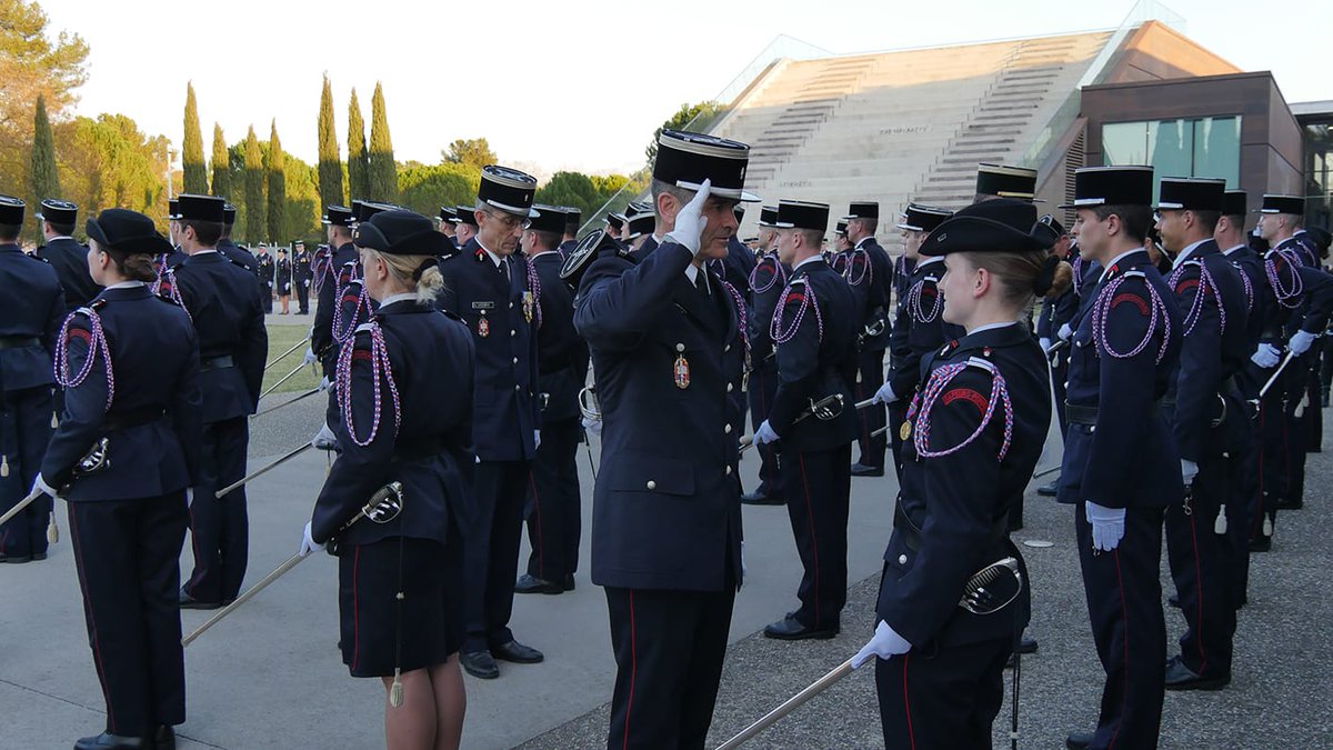 ENSOSP's tweet photo. Clap de fin pour les officiers-élèves de la #Filt104
Cérémonie de remise de #sabre
Signature du serment de l'officier de sapeur-#pompier.
Un évènement empreint de #Partage #Valeurs #Traditions
"Soyez fiers de la voie que vous avez choisie, soyez fiers de ce que vous êtes. " https://t.co/olKS7nopUi