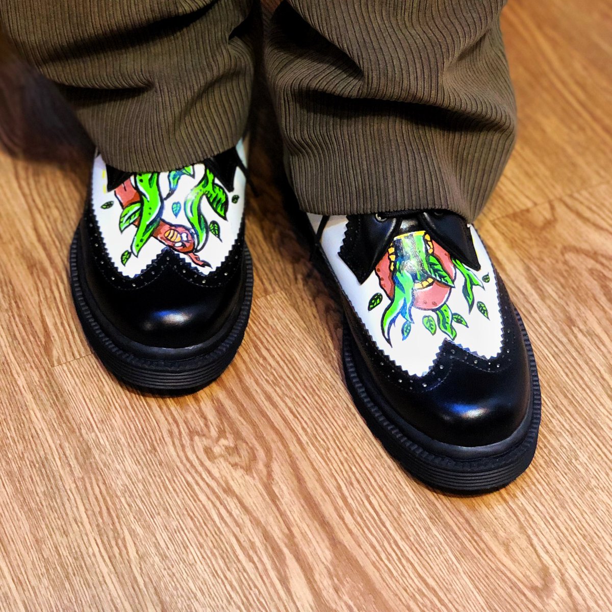 adhityaprydhni's tweet photo. Shoe painting is complete✔️

#painting #paintcorrection #paintshoes #shoestagram #shoesart #fabercastell #acrylic #ilustration #art #artwork #artgallery #docmart https://t.co/l2CUUrvCrS