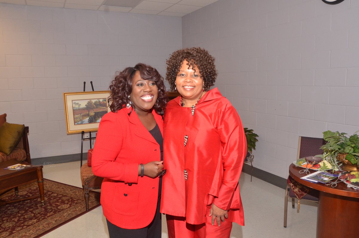 ezellelena's tweet photo. #RYSPAINE #RYSPAINE Hey Soror Sheryl Underwood, found this picture of you and me taken in PC Homecoming 2014 Masked Ball. Vote 4 Paine https://t.co/sHx5n7oBVB https://t.co/BYnBA0ATgM