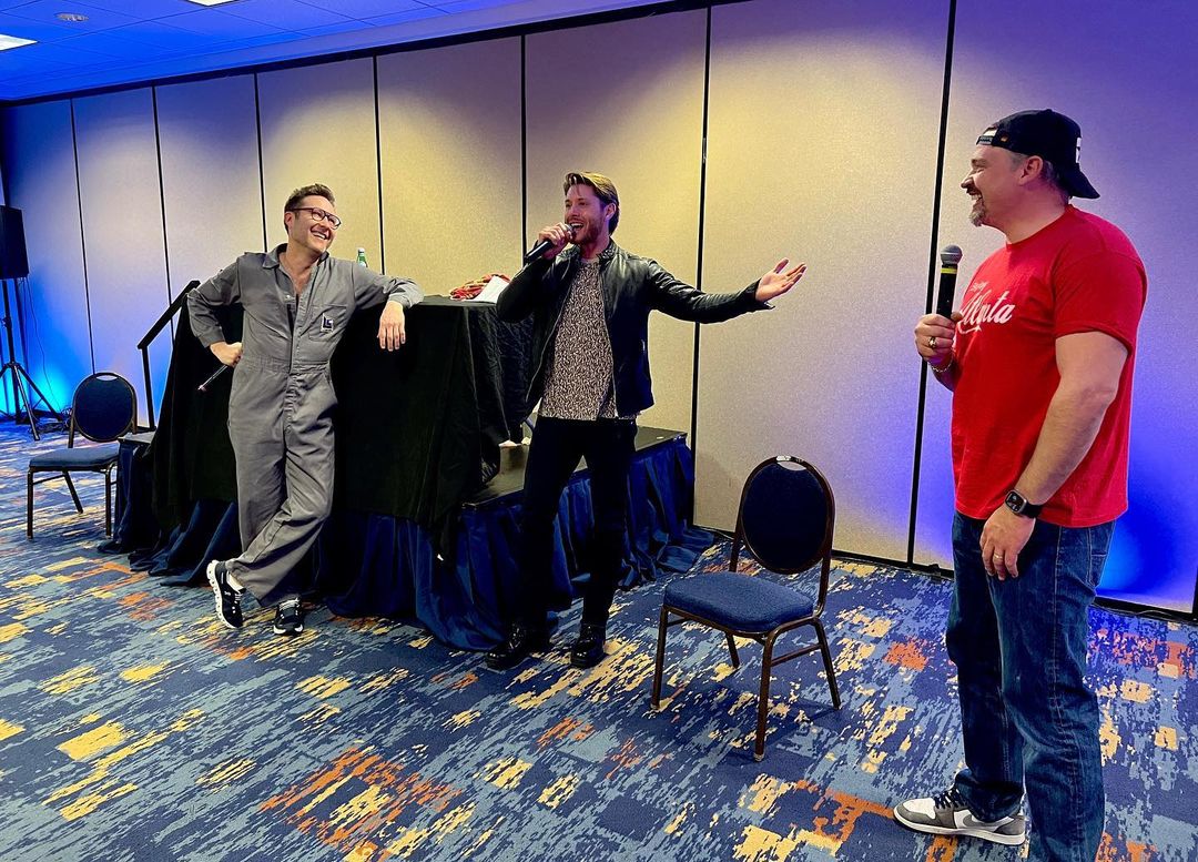 SinnerQueen7's tweet image. Jensen crashing Tom &amp;amp; Michael&apos;s  &quot;Smallville Nights&quot; in Atlanta ❤
#JensenAckles #TomWelling #MichaelRosenbaum #AcklesNation 

(🔗: instagram.com/p/CplHO6Jpu6Z/…)