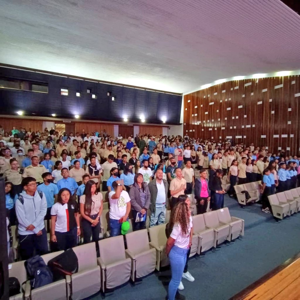 Desde la Casa Bello nos encontramos en el Congreso Nacional de la Juventud, capítulo OBE-FEVEEM Caracas
#ChávezSiempreChávez