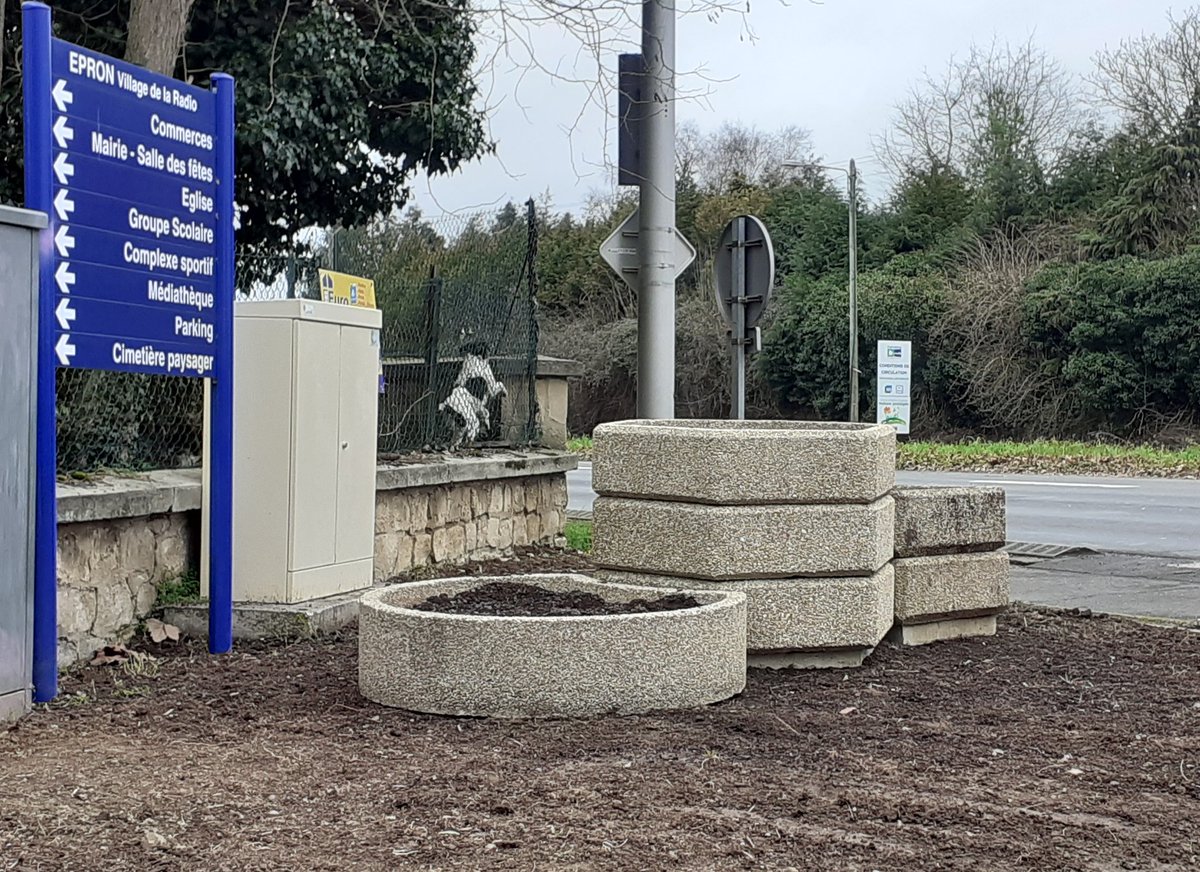 fguegueniat's tweet photo. ⚠️ travaux de fleurissement en cours @EpronRadio 
Merci aux agents de @Caenlamer 🌱 https://t.co/673YyTEQ5b