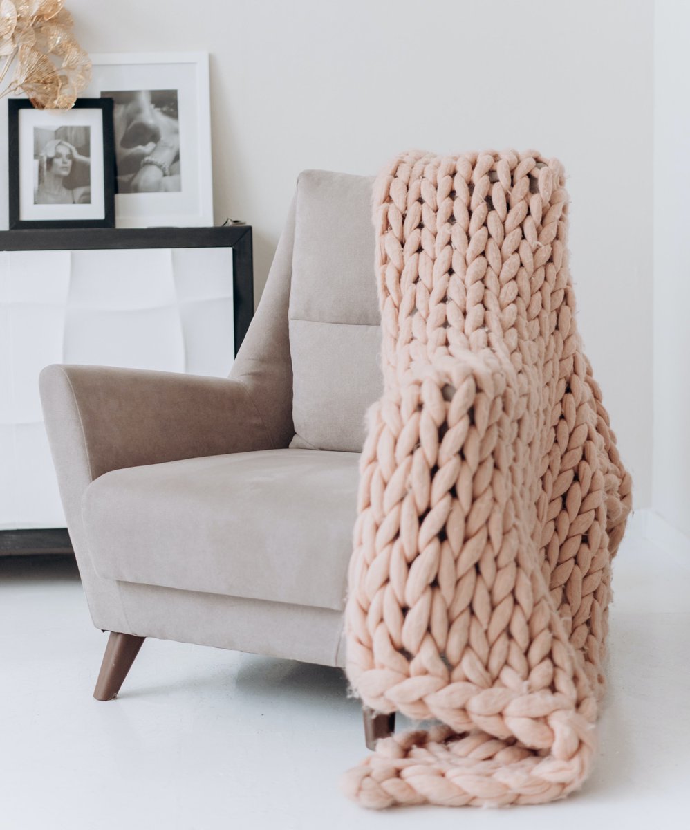 Scandinavian or #NordicDesign may be #minimalist, but it needn't be cold. #ScandiStyle embraces cozy comfort—#hygge—with soft and relaxing colors, textures, and surfaces. You can get that feeling, too—see how in our article “Scandinavian Interior Design.” athomewithstyle.com/scandinavian-i…