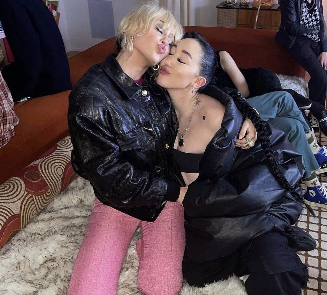 TeamMCAussie's tweet photo. Miley wrote “Thousand Miles” for her little sister Noah, it was originally called “Happy Girl”. Miley went on to say that she couldn’t imagine not having her little sister in her life 🖤 https://t.co/gGEYVsIqhd