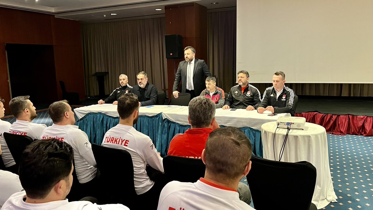 Karateturk's tweet photo. Türkiye Karate Federasyon Başkanımız Av.Dr. Aslan Abid Uğuz, yaptığı konuşma sonrasında sporcularımızdan altın madalya sözü alarak tüm sporcularımıza ve teknik ekibe başarılar diledi. 🇹���🥋

#karate #tkf #wkf #millitakım #konya #kata #kumite #SerieA https://t.co/HWDTUk7bTR