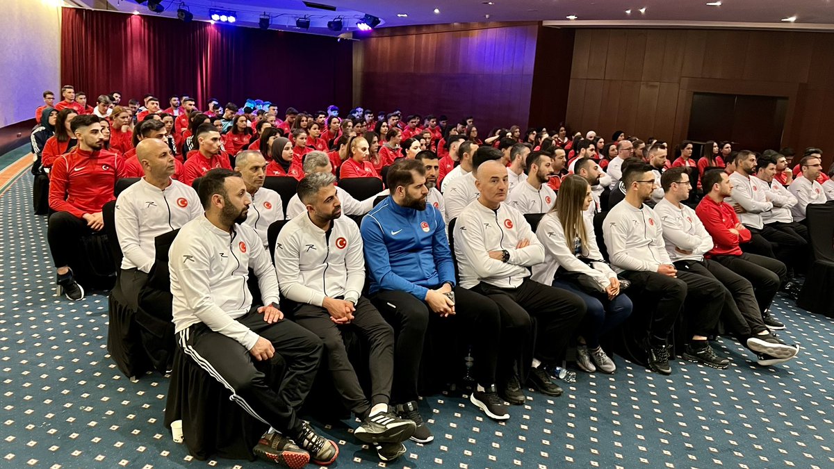 Karateturk's tweet photo. Türkiye Karate Federasyon Başkanımız Av.Dr. Aslan Abid Uğuz, yaptığı konuşma sonrasında sporcularımızdan altın madalya sözü alarak tüm sporcularımıza ve teknik ekibe başarılar diledi. 🇹���🥋

#karate #tkf #wkf #millitakım #konya #kata #kumite #SerieA https://t.co/HWDTUk7bTR