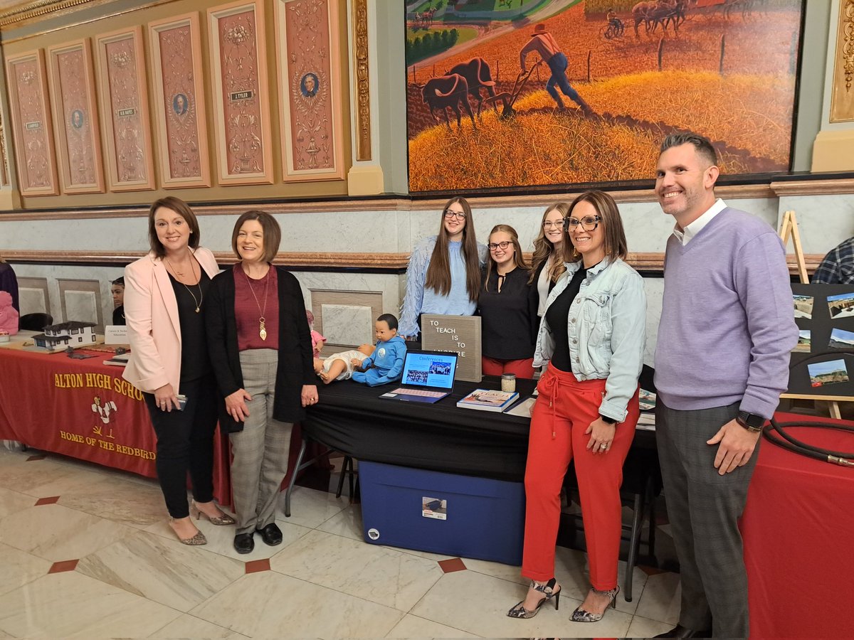 It's was a great day at the IL State Capitol today as students from all over Illinois attended the IACTE CTE Showcase Day.  They did a great job sharing their experiences in CTE with the State Legislators.