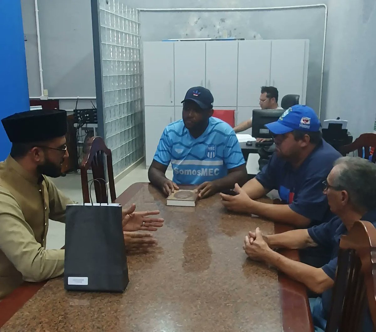 IhtshamMoman's tweet photo. O Imã Ihtsham Ahmad Moman, em sua visita à cidade de Machado – MG, foi recebido na Câmara Municipal pelo presidente da casa e demais vereadores da cidade.

Met with the Councillors of the Machado City and introduced the true teachings of Islam. https://t.co/6eicChQ8c6