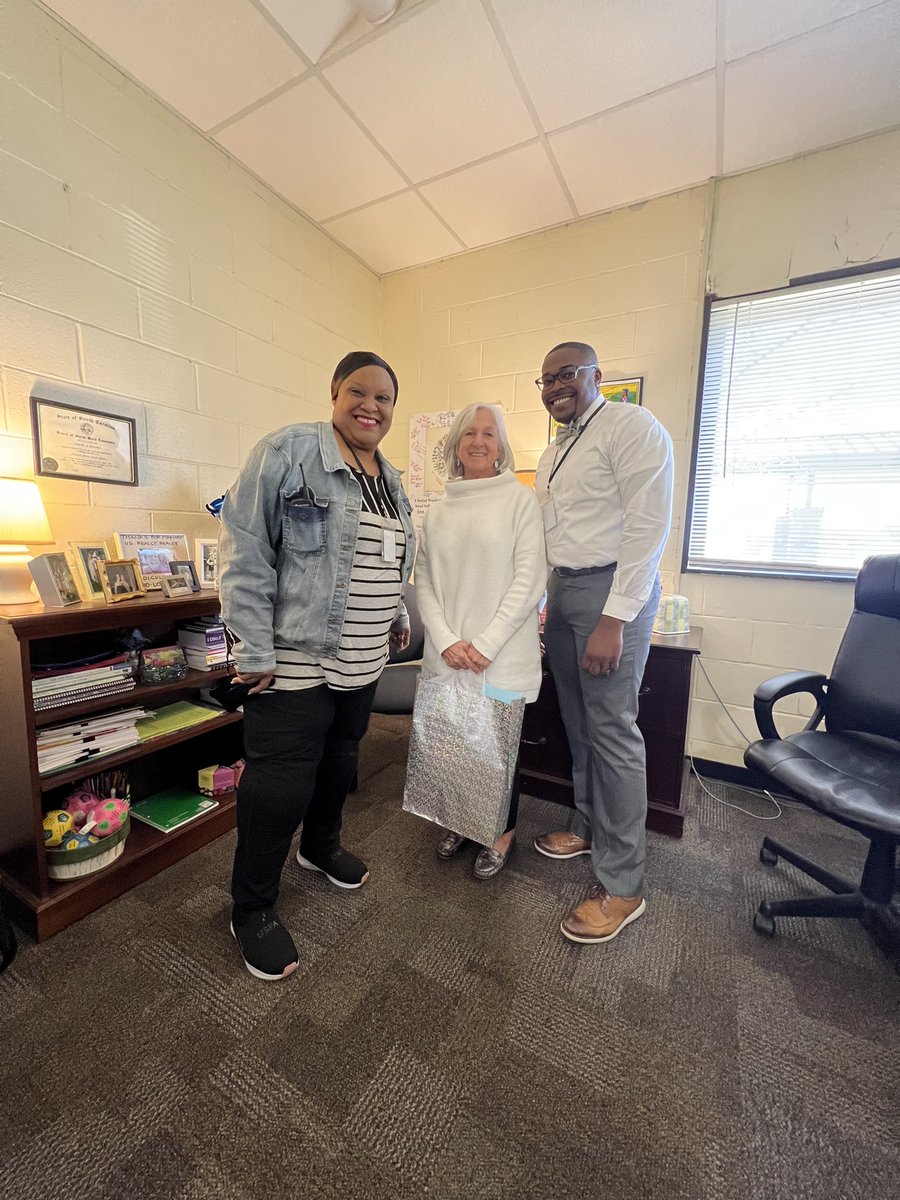 Excited to celebrate our dynamic Social Worker for National School Social Worker Week. Thanks, Mrs. Darnell for all you do!
#AchievingExcellenceTogether 
#GriffinPRIDE